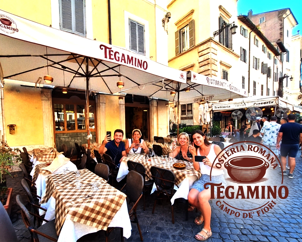 Esperienza al Tegamino turisti che fotografano i piatti.